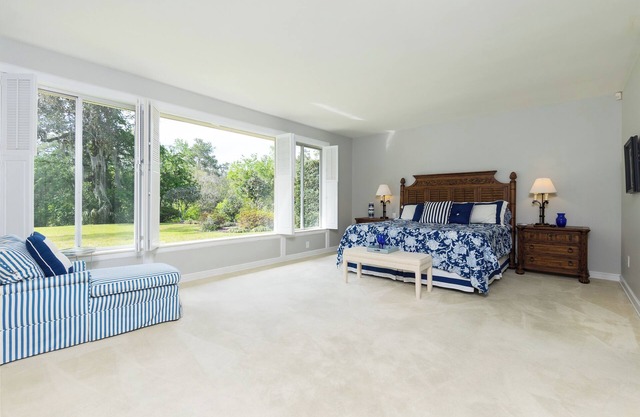 Creekside Home on Three Acres close to UF