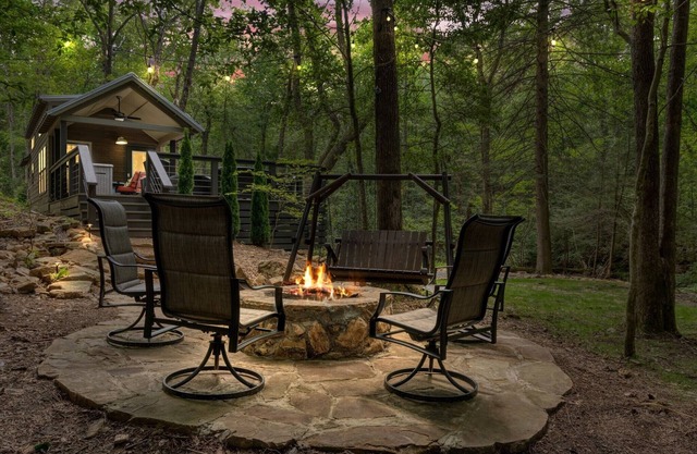 Creekside Tiny house in fantastic Monteagle! Quick hike to waterfall!