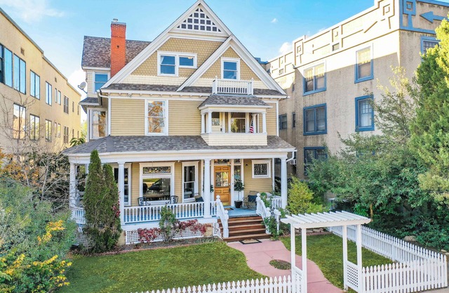 Crescent Estate! Mtn Views, Walk DT, Golf, Hot Tub