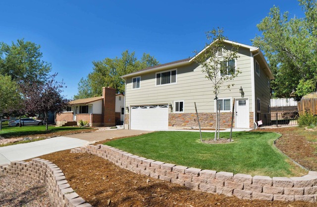 Crestview Place! 2 Mins to UCCS, Patio, and BBQ