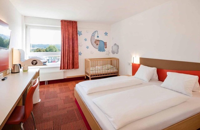Crib room on the spa side 2-3 nights - H2O Hotel Therme Resort