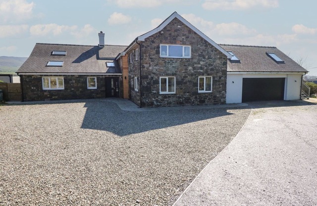 CRIW, pet friendly, luxury holiday cottage in Sarn Meyllteyrn