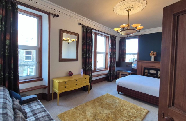 Crown Jewel - 4 Bedroom, 2 Bathroom Townhouse w Parking- Inverness City Centre