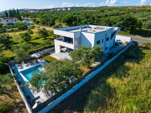 CROWONDER Sun Dance Apartments with Heated Swimming Pool Seaview and Garden