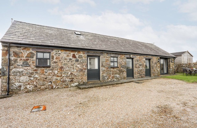 CROWRACH UCHAF BARN, family friendly, with open fire in Abersoch