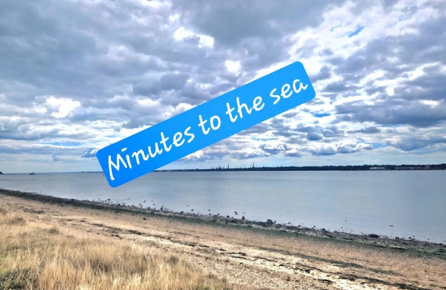 Cruise, Relax, Explore. Free p/king - 5mins to beach. 10mins to city & port. 5*