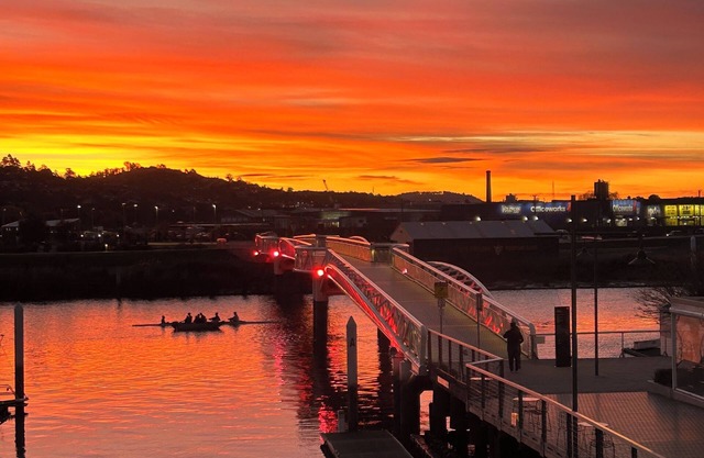 Crystal Cottage, Netflix, Close to HAWKS & city