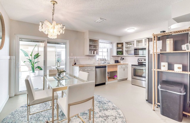 Crystal River Home: 2 Mi to Three Sisters Springs!