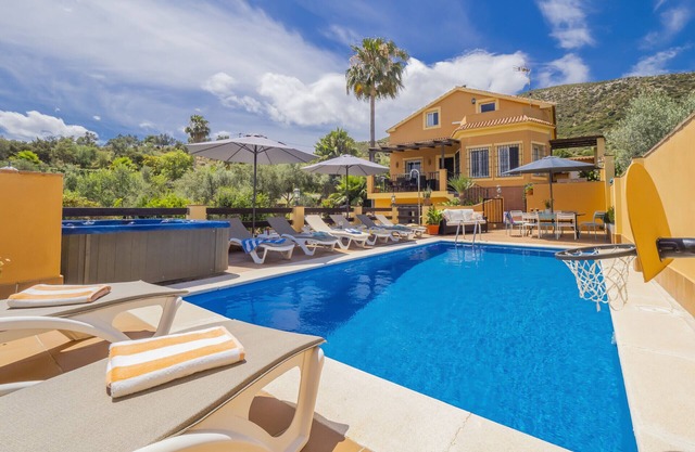 Cubo's La Casa Grande/Jacuzzi/pool/air conditioning/garden