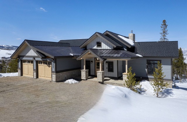 Custom 4BDR, Hot Tub, Views, Ski in/out, Slps 10!