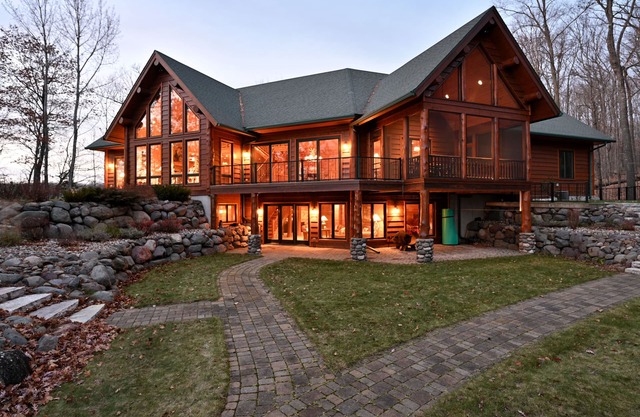 Custom-Bulit Log Cabin Family Friendly home on Round Lake, close to trails!