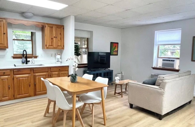 Cute 1st Floor 1BR Downtown Brunswick @ Bowdoin