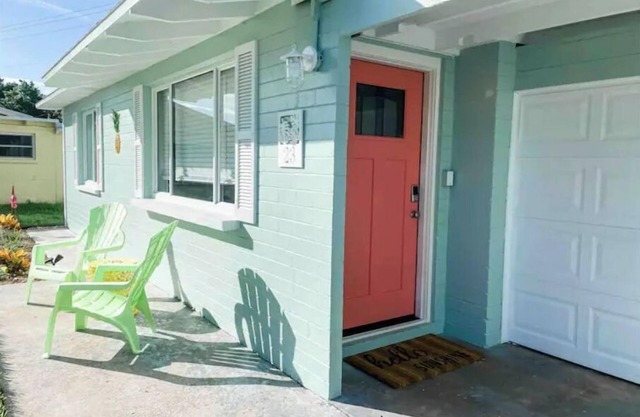 Cute Beach House half a block from the beach 🏝