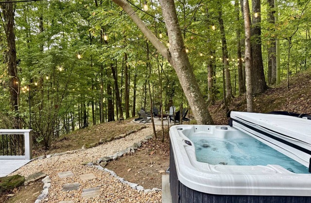 Cute Cabin with Hot Tub 30 mins from Nashville