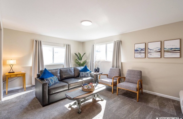 Cute & Close to Dining, Trails, Shopping, Airport! Perfect Anchorage location!