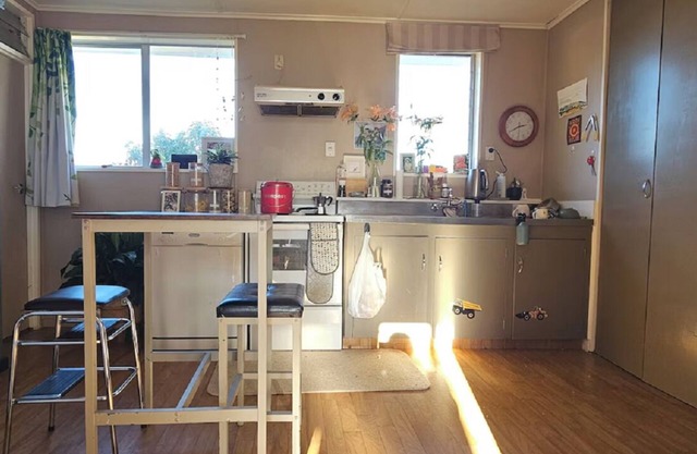 Cute, Colourful little house/cottage in Clyde (available over christmas)