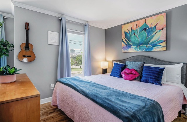 Cute/Comfy! Walk 2 Bars! Free Parking