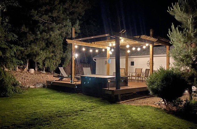 Cute country home, steps to quiet boat launch, with private hot tub!