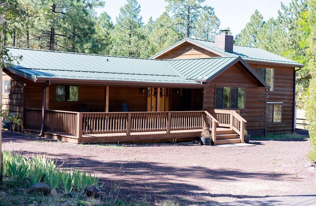 *CUTE COZY CABIN IN THE PINES*PET FRIENDLY*FENCED YARD*