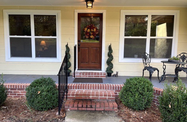 Cute house in middle of Oxford! SO close to Ole Miss. Convenient to everything.