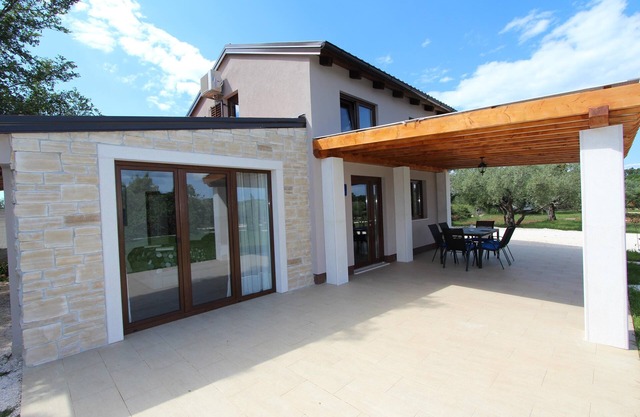 CUVI Holiday House with Garden