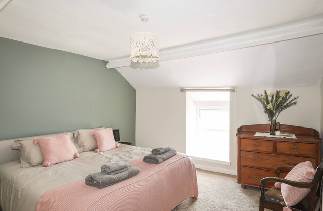 CWM CEILIOG ANNEX, romantic, character holiday cottage in Trefor