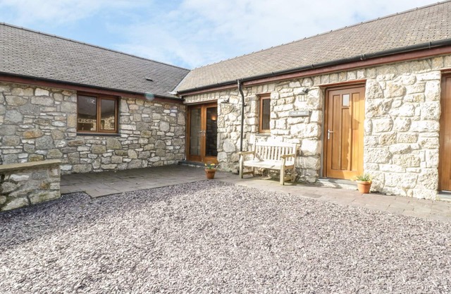 CWT BLAWD, pet friendly, country holiday cottage in Llangoed