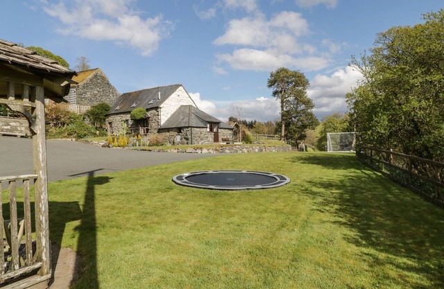 CYFFDY COTTAGE - TEGID, pet friendly, with open fire in Parc