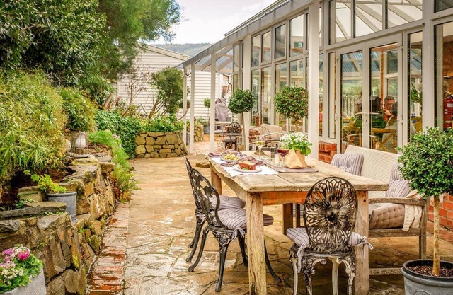 Cygnet Old Bank B & B Cafe & Gift Store