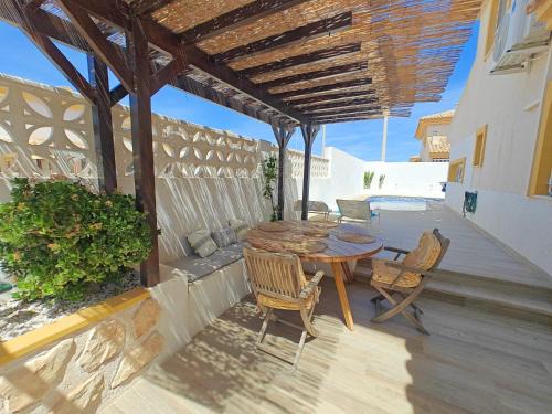 Dúplex mediterráneo con piscina y cenador