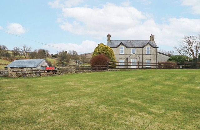 DALAR COTTAGE, pet friendly, character holiday cottage in Criccieth