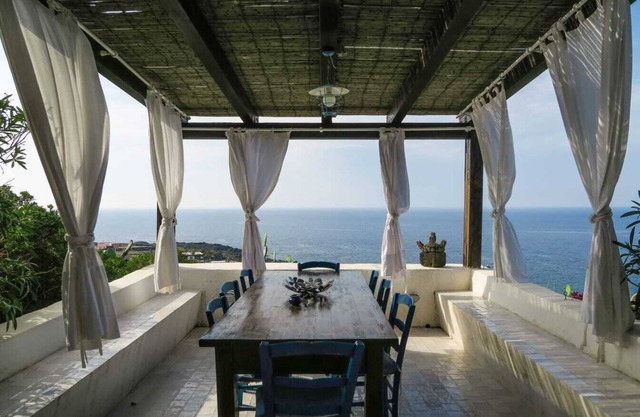 Dammusi A-mare - Three Bedroom House, Sleeps 8