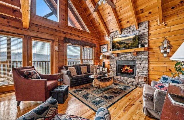 Dancing Bear Lodge: Beautiful MTN Views*Hot Tub + Fireplace*Game Room