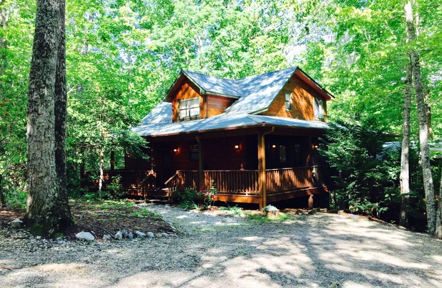 Dancing Bear Your Honeymoon Cabin with Hot Tub in the Woodsn
