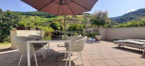 Das AMBIENTE I - Unser Luxus - traumhafter Moselblick, große Terrasse, stilvolle Ausstattung, barrierefrei, Privatparkplatz, eigener Zugang zum Moselufer, 5 Min zur Altstadt