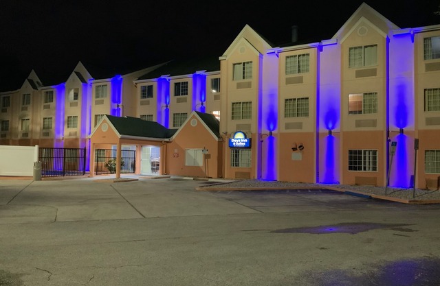 Days Inn & Suites by Wyndham Tampa/Raymond James Stadium