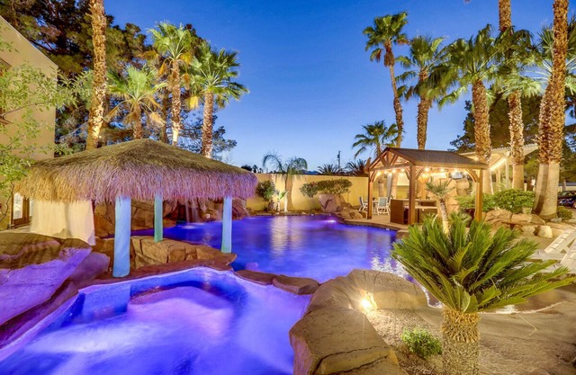 DD Luxurious 12BD/13BA Mansion Villa w/Two Beautiful Resort Pools. Sleeps 39!