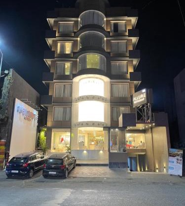 De Glance Hotel, Near Surat Railway Station