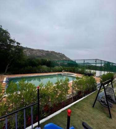 Deccan Green 3BR Pvt Pool Farmhouse By Homeyhuts