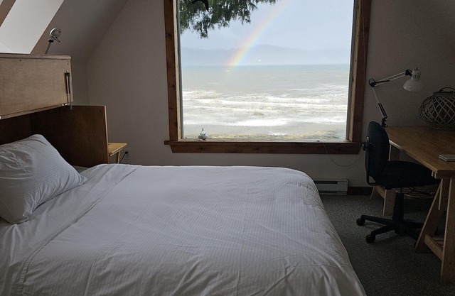 Deep Bay Ocean Front Cottage - Private Getaway with Hot Tub