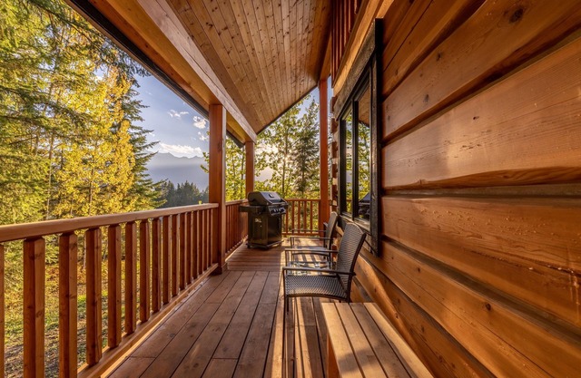 Deer Lodge - 2 Bedroom Luxurious Log Cabin in Golden - with Private hot tub