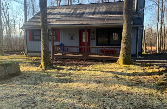 Deer Ridge Cozy 2-Bed Cabin w/fire pit & fireplace