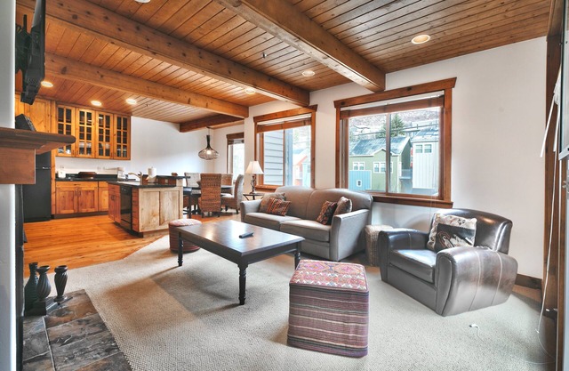 Deer Valley Drive - Easy Walk/Shuttle to Skiing and Main St.