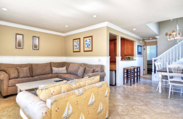Del Mar Town Home,18th St - 3 BR - Location Steps to Beach! Beach Colony