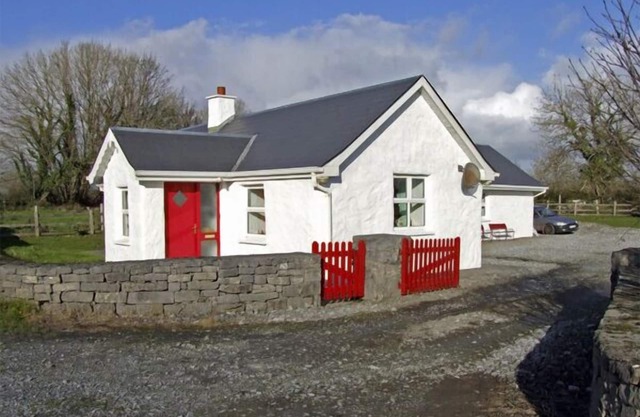 DELIA'S COTTAGE, pet friendly in Ballinrobe, County Mayo