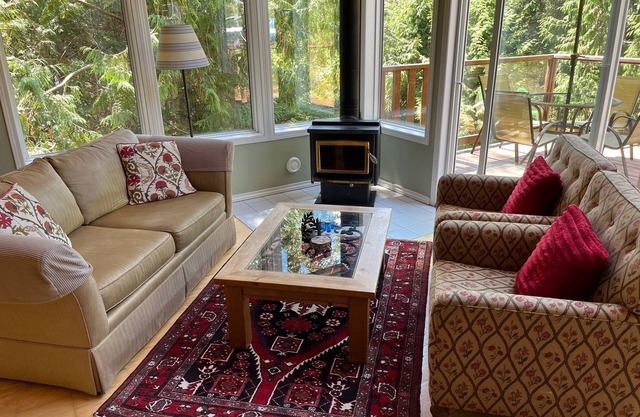 Delightful Country Cottage with Ocean Outlook