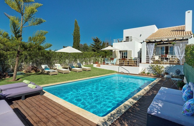 Delightful, modern villa in a quite and peaceful area. Private heated pool (opt)