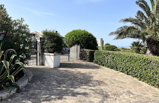 Delightful villa with magnificent sea view
