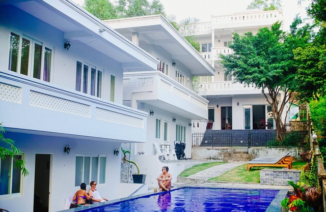 Delux family room with pool view- Be Home 4 Sunset House