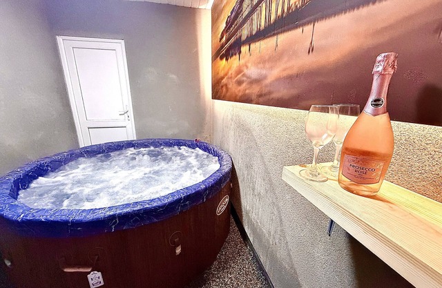 delux suite with hottub & shower